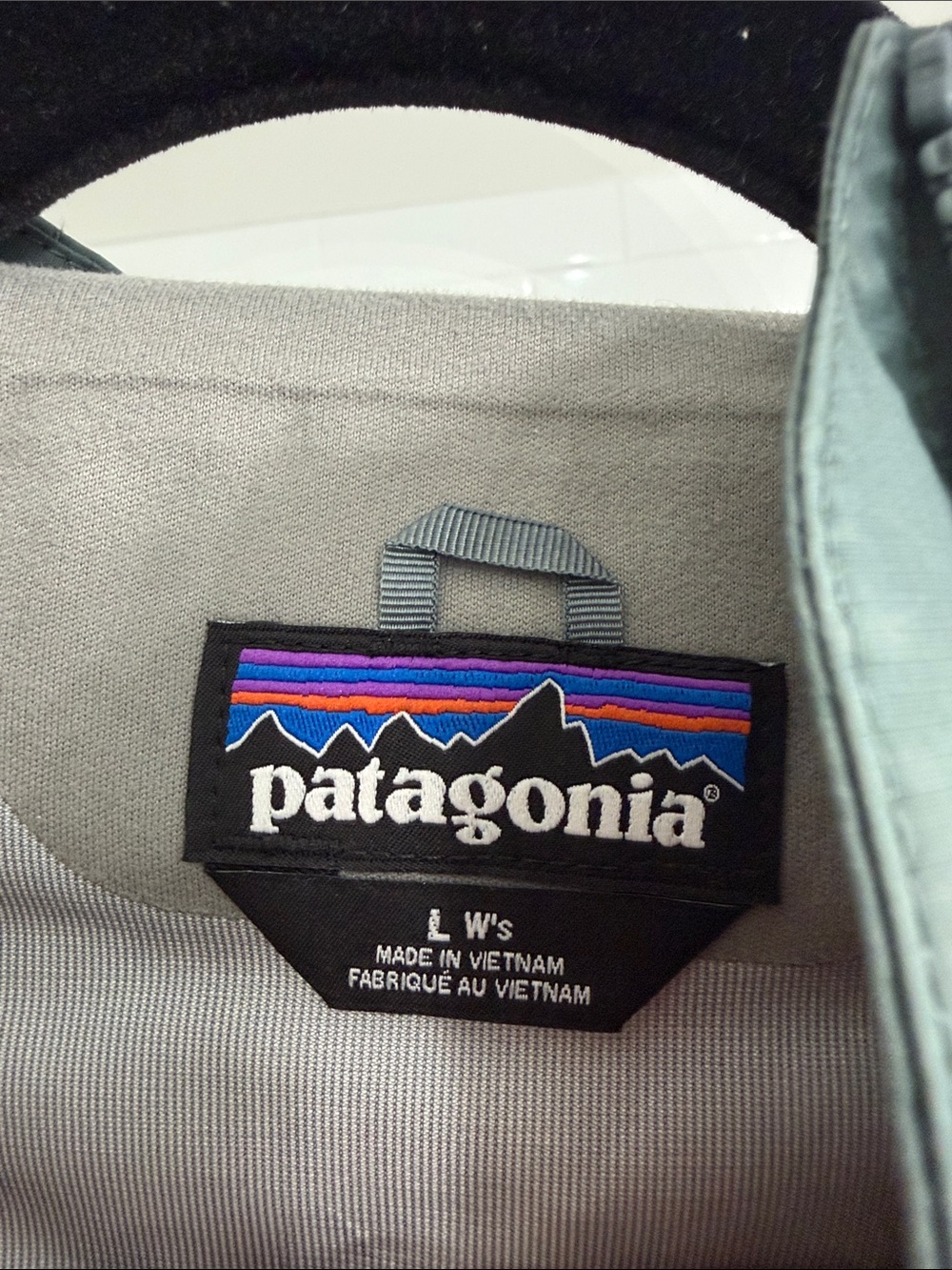 Patagonia raincoat - green muted hue - Women’s Large-NWOT
